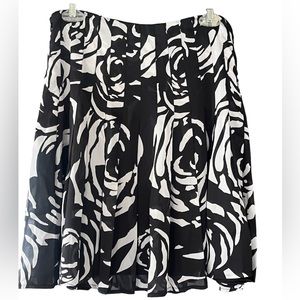 White House Black Market soft polyester chiffon skirt in black & white size 8